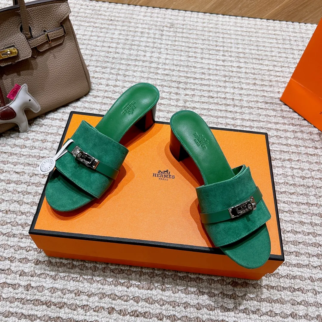 👟👟Ex-factory price 540👟👟 High version of the 2024 spring and summer new HERMES Hermès counter new style. The wedge-heeled Erjiu sandals and slippers, which have been extremely popular recently, are paired with various colorful socks. They are very trendy. Upper: cowhide. Outsole: technological imitation wood sole. Heel height: about 7cm. Size: Female 35-41 (40/41 non-refundable and non-exchangeable)